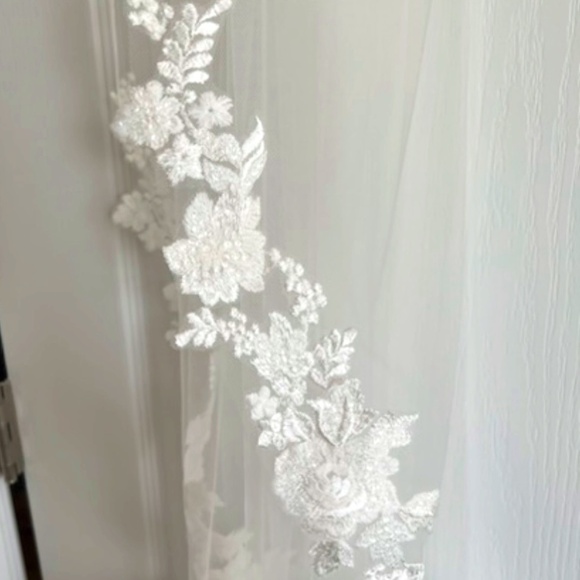 Bel Aire Bridal Veil,  Fingertip Length - Picture 2 of 3